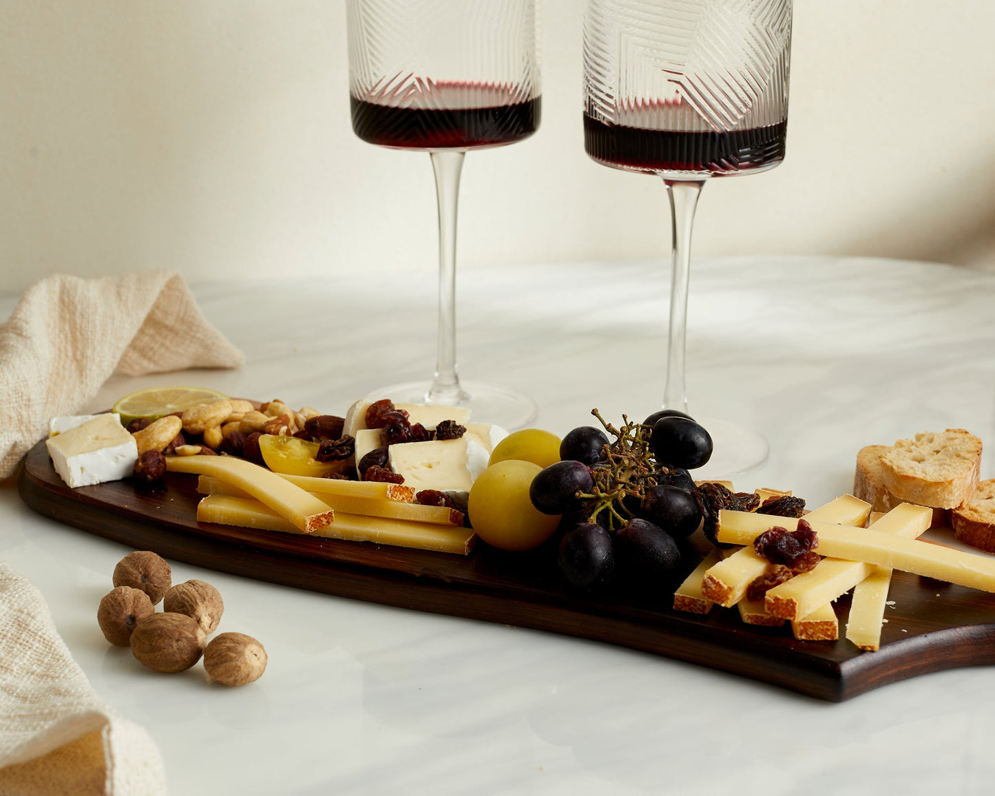 Acacia wood serving board, Brambury Rustic side angle view showing beautiful shape and rustic handle
